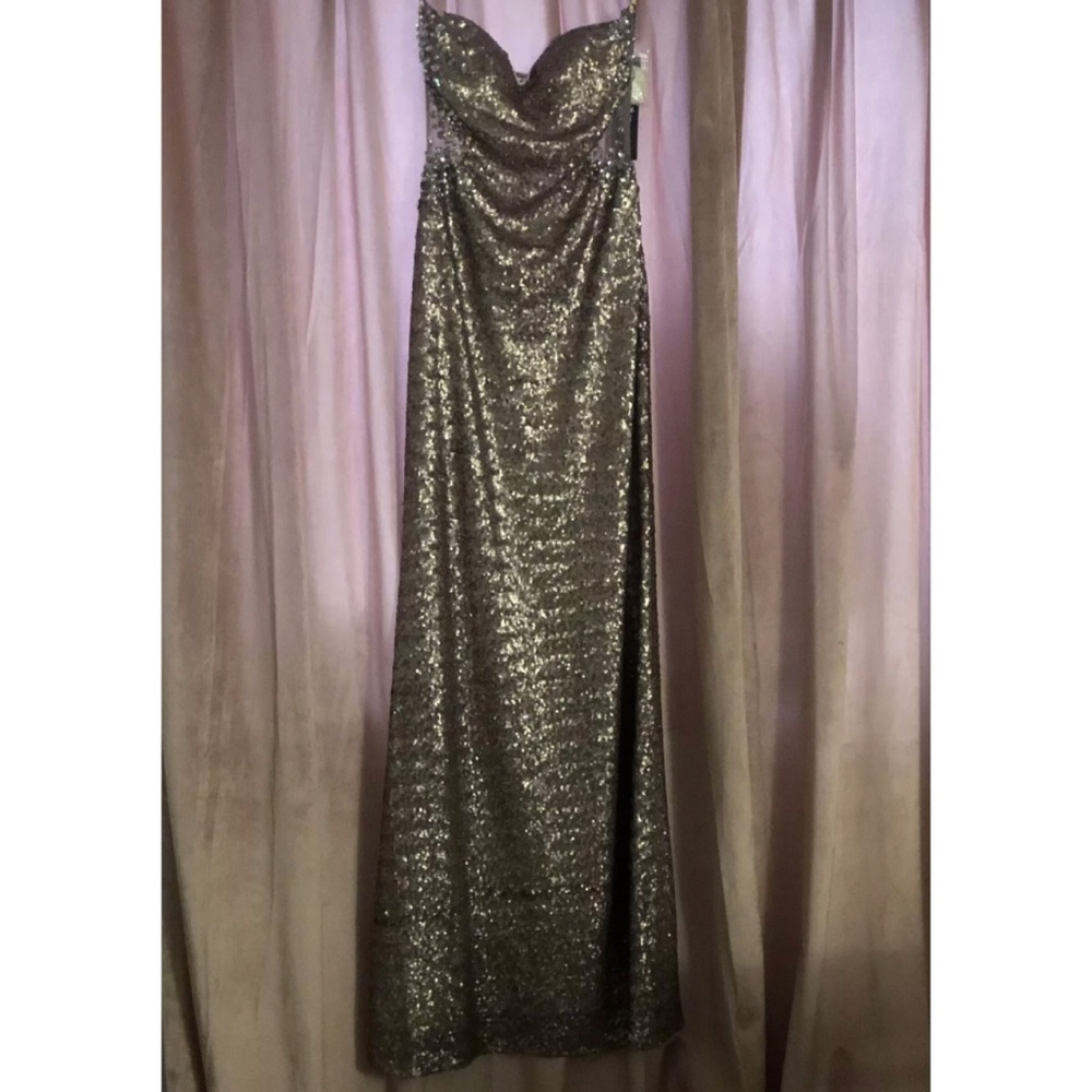 Gorgeous long prom/event dress.